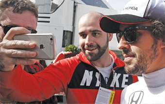 Gulf Weekly Alonso laughs off rumours